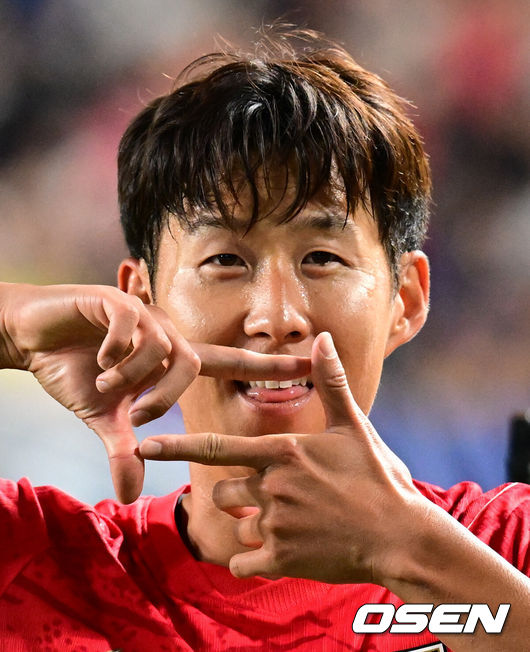 [OSEN=수원, 조은정 기자]로베르트 모레노 감독이 이끄는 대한민국 축구대표팀이 24일 수원월드컵경기장에서 에콰도르와 친선경기를 가졌다.이날 경기는 모레노 감독의 대한민국 축구대표팀 데뷔전으로 임시 감독의 계약 기간은 오는 11월 27일까지다. A매치 6경기를 치른 뒤 성적과 경기 내용을 바탕으로 계약 연장 여부가 결정된다.후반 대한민국 손흥민이 추가골을 넣은 뒤 날린 뒤 세리머니를 하고 있다. 2026.09.24 /cej@osen.co.kr