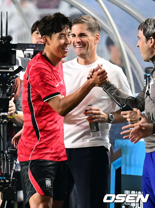[OSEN=수원, 조은정 기자]로베르트 모레노 감독이 이끄는 대한민국 축구대표팀이 24일 수원월드컵경기장에서 에콰도르와 친선경기를 가졌다.이날 경기는 모레노 감독의 대한민국 축구대표팀 데뷔전으로 임시 감독의 계약 기간은 오는 11월 27일까지다. A매치 6경기를 치른 뒤 성적과 경기 내용을 바탕으로 계약 연장 여부가 결정된다.후반 교체된 대한민국 손흥민이 모레노 감독과 기뻐하고 있다. 2026.09.24 /cej@osen.co.kr