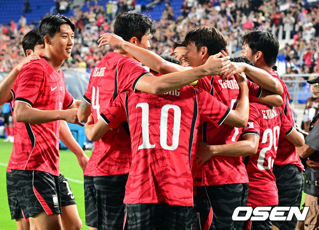 [OSEN=수원, 조은정 기자]로베르트 모레노 감독이 이끄는 대한민국 축구대표팀이 24일 수원월드컵경기장에서 에콰도르와 친선경기를 가졌다.이날 경기는 모레노 감독의 대한민국 축구대표팀 데뷔전으로 임시 감독의 계약 기간은 오는 11월 27일까지다. A매치 6경기를 치른 뒤 성적과 경기 내용을 바탕으로 계약 연장 여부가 결정된다.후반 대한민국 손흥민이 추가골을 넣은 뒤 날린 뒤 선수단과 기뻐하고 있다. 2026.09.24 /cej@osen.co.kr