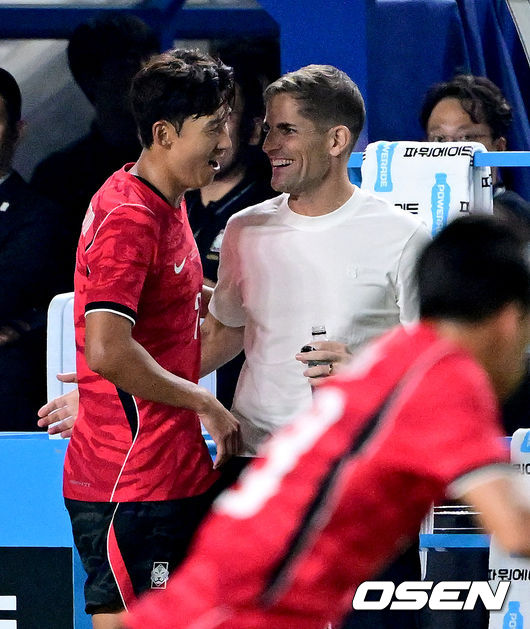 [OSEN=수원, 최규한 기자] 한국 축구가 로베르토 모레노 감독의데뷔전을대승으로 장식했다.모레노 임시 감독이 이끄는 대한민국 축구대표팀(FIFA 랭킹 32위)은24일 수원월드컵경기장에서 열린 9월 A매치 평가전에서 에콰도르(FIFA 랭킹 25위)를 3-0으로 제압했다.후반 한국 손흥민이 교체되며 모레노 감독과 인사를 나누고 있다. 2026.09.24 / dreamer@osen.co.kr