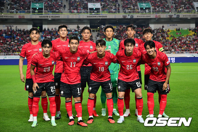 [OSEN=수원, 조은정 기자]로베르트 모레노 감독이 이끄는 대한민국 축구대표팀이 24일 수원월드컵경기장에서 에콰도르와 친선경기를 가졌다.이날 경기는 모레노 감독의 대한민국 축구대표팀 데뷔전으로 임시 감독의 계약 기간은 오는 11월 27일까지다. A매치 6경기를 치른 뒤 성적과 경기 내용을 바탕으로 계약 연장 여부가 결정된다.에콰도르전 베스트11이 포즈를 취하고 있다. 2026.09.24 /cej@osen.co.kr