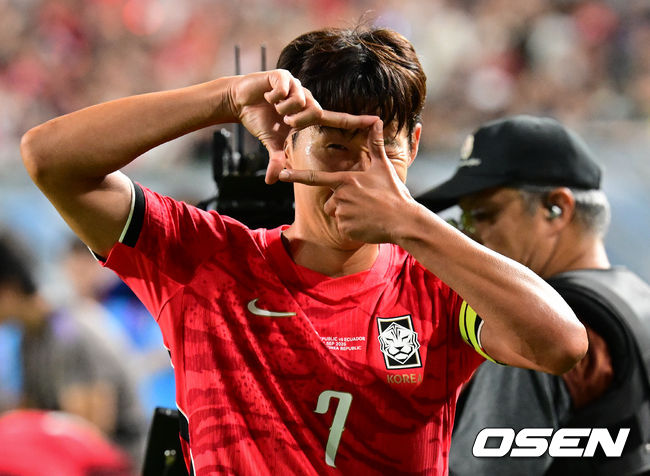 [OSEN=수원, 조은정 기자]로베르트 모레노 감독이 이끄는 대한민국 축구대표팀이 24일 수원월드컵경기장에서 에콰도르와 친선경기를 가졌다.이날 경기는 모레노 감독의 대한민국 축구대표팀 데뷔전으로 임시 감독의 계약 기간은 오는 11월 27일까지다. A매치 6경기를 치른 뒤 성적과 경기 내용을 바탕으로 계약 연장 여부가 결정된다.후반 대한민국 손흥민이 추가골을 넣은 뒤 날린 뒤 세리머니를 하고 있다. 2026.09.24 /cej@osen.co.kr