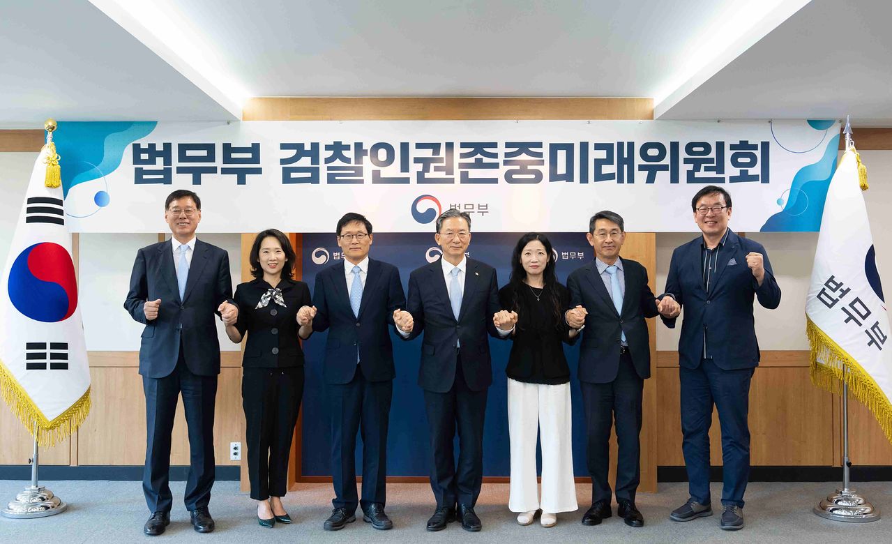 지난 6월 10일 정성호 당시 법무부 장관(가운데)이 정부과천청사 법무부에서 열린 검찰인권존중미래위원회 발족식에 참석해 위촉된 위원들과 기념촬영을 하고 있다. 연합뉴스