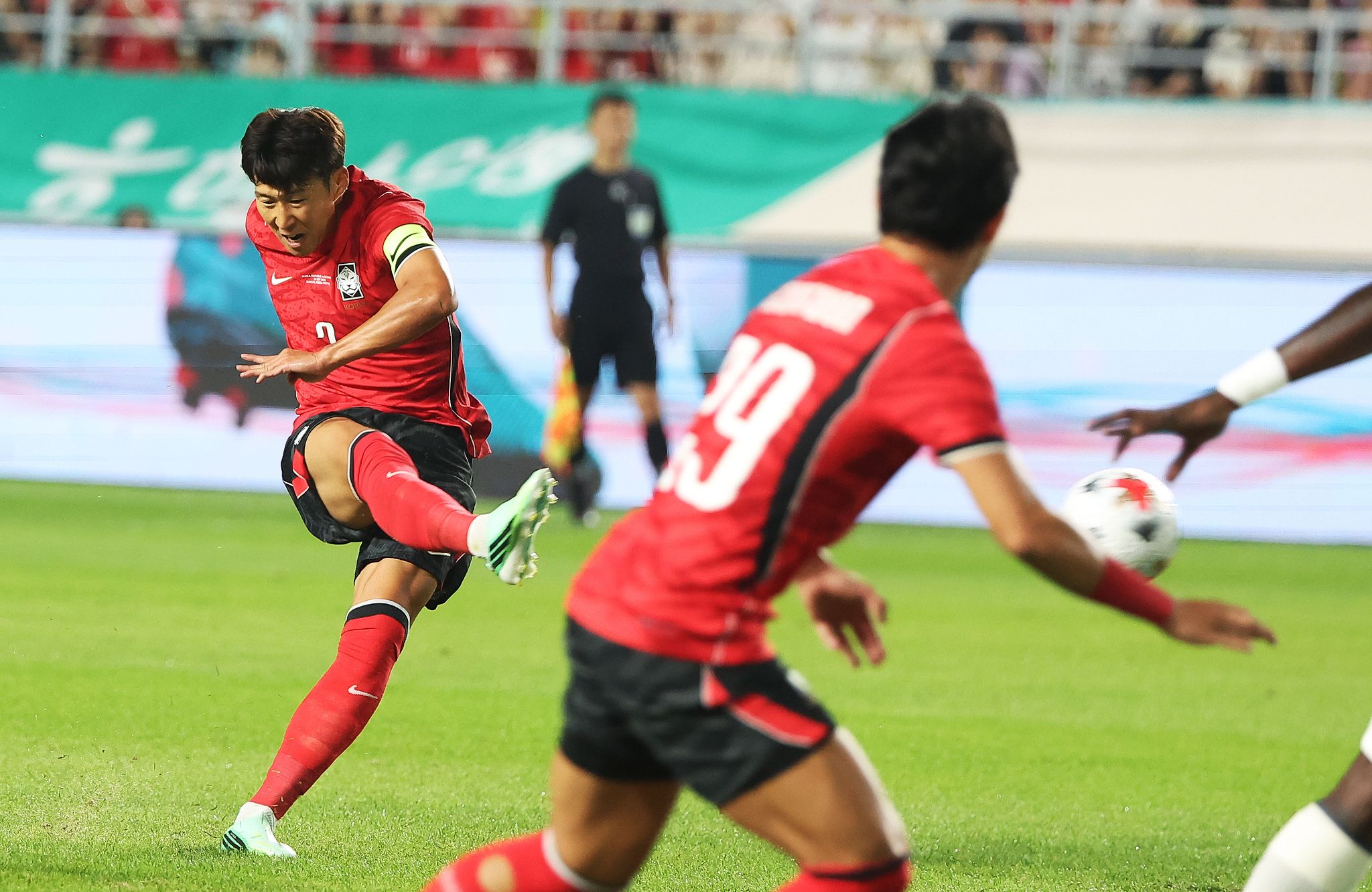24일 경기도 수원월드컵경기장에서 열린 축구 국가대표팀 평가전 대한민국과 에콰도르의 경기. 한국 손흥민이 프리킥을 하고 있다. 연합뉴스