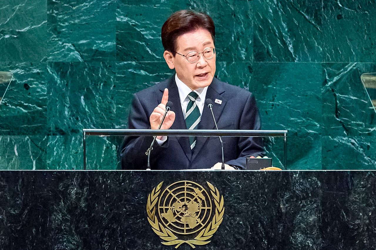 이재명 대통령이 22일(현지시간) 미국 뉴욕에서 열린 유엔총회에 참석해 기조연설을 하고 있다. 이 대통령은 전쟁 종식과 평화 체제 구축을 한반도 평화의 핵심 과제로 규정했다. [연합뉴스]