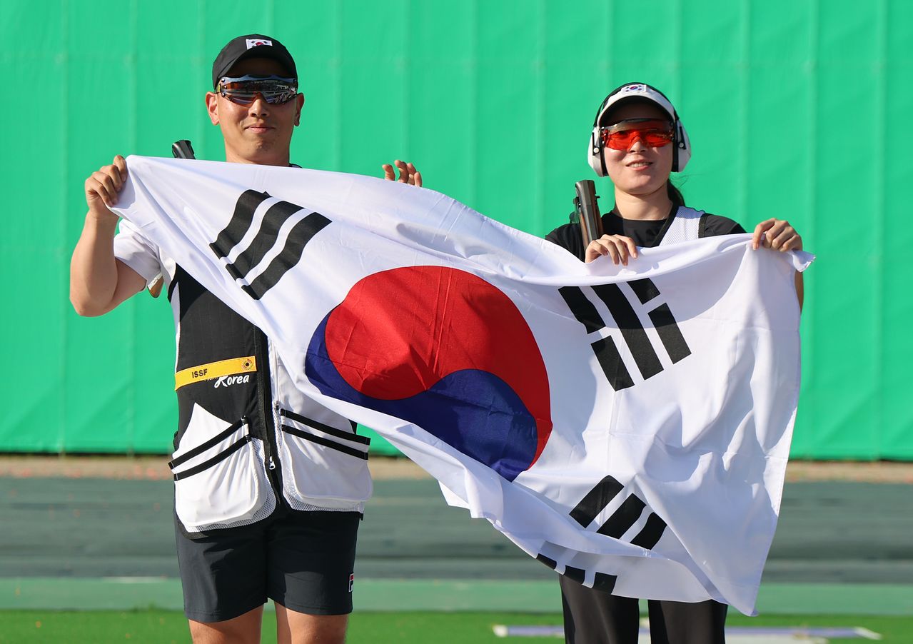 24일 일본 아이치현 종합 사격장에서 열린 2026 아이치·나고야 아시안게임 사격 혼성 스키트 단체전 결선에서 은메달을 따낸 대한민국 이종준-장국희가 태극기를 들고 기뻐하고 있다. 연합뉴스