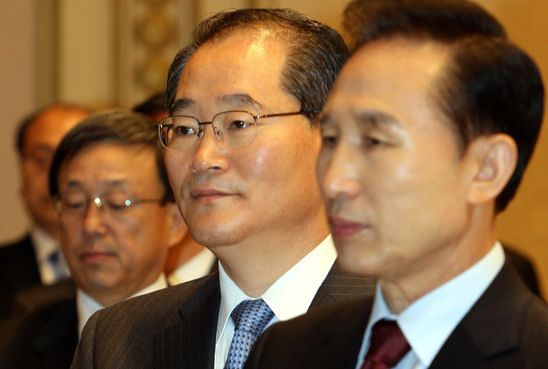 이명박 대통령과 임채진 검찰총장이 2008년말 청와대 영빈관에서 열린 2009년 업무보고에 앞서 국민의례를 하고 있다. 사진공동취재단 