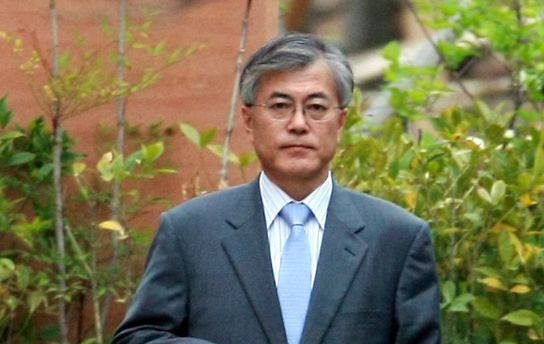 노무현 전 대통령의 검찰 출석을 앞둔 2009년 4월 24일 변호인인 문재인 전 비서실장이 봉하마을 노 전 대통령 사저에서 대책을 논의한 뒤 귀가하고 있다. 중앙포토