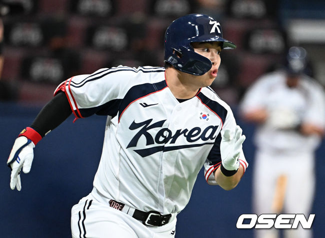 [OSEN=고척, 조은정 기자]류지현 감독이 이끄는 2026 아이치·나고야 아시안게임 야구 대표팀이 17일 오후 서울 고척스카이돔에서 상무와의 연습경기를 가졌다.야구 대표팀은 오는 18일 나고야로 이동한 뒤 21일 B조 조별예선 대만전, 22일 홍콩전, 23일 태국전을 치른 뒤 25일부터 26일까지 슈퍼라운드를 거쳐 27일 메달 결정전을 펼친다. 1회초 1사에서 대표팀 문현빈이 안타를 날린 뒤 주루하고 있다. 2026.09.17 /cej@osen.co.kr