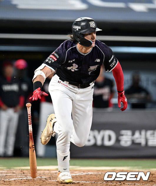 [OSEN=수원, 이대선 기자] 12일 수원 KT위즈파크에서 2026 신한 SOL KBO리그 KT 위즈와 KIA 타이거즈의 경기가 열렸다.KT는 대니엘, KIA는 네일을 선발로 내세웠다.7회말 1사 1루에서 KT 힐리어드가 우전 안타를 치고 있다. 2026.09.12 /sunday@osen.co.kr