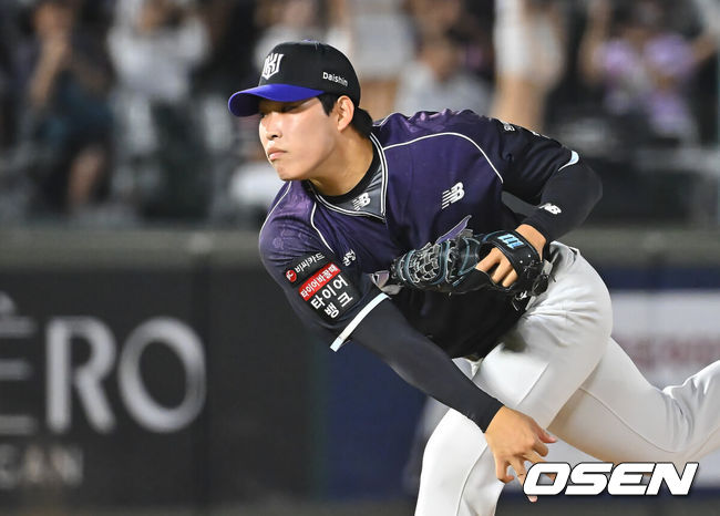 [OSEN=부산, 이석우 기자] 10일 부산 사직야구장에서 2026 신한 SOL KBO 리그 롯데 자이언츠와 KT 위즈의 경기가 열렸다. 홈팀 롯데는 비슬리가, 방문팀 KT는 배제성이 선발 출전했다.KT 위즈 김정운이 역투하고 있다. 2026.09.10 / foto0307@osen.co.kr