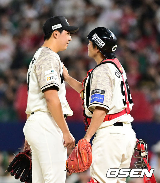 [OSEN=인천, 지형준 기자] 24일 인천 SSG랜더스필드에서 ‘2026 신한은행 SOL Bank KBO리그’ SSG 랜더스와 삼성 라이온즈의 경기가 열렸다.SSG은 김민준, 삼성은 후라도를 선발로 내세웠다.6회말 1사 1,2루에서 SSG 김민준이 교체되고 있다. 격려하는 이지영. 2026.09.24 / jpnews@osen.co.kr