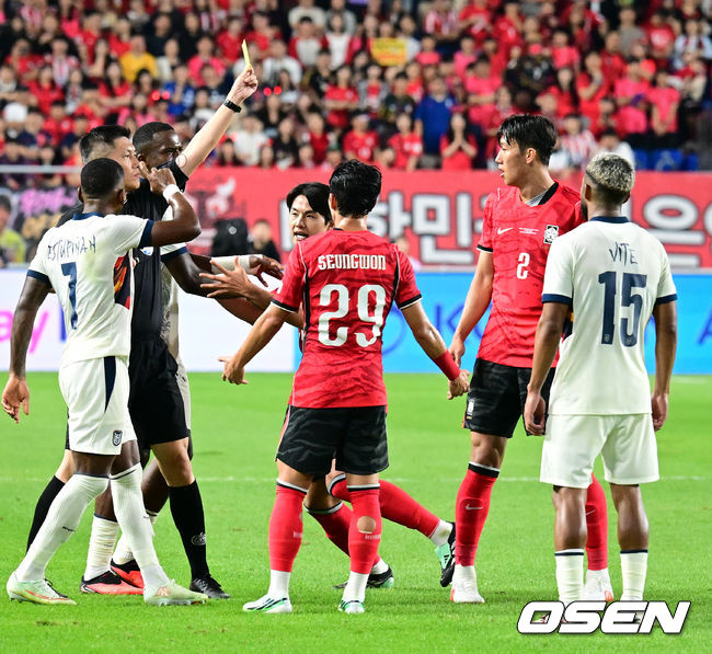 [OSEN=수원, 조은정 기자]로베르트 모레노 감독이 이끄는 대한민국 축구대표팀이 24일 수원월드컵경기장에서 에콰도르와 친선경기를 가졌다.이날 경기는 모레노 감독의 대한민국 축구대표팀 데뷔전으로 임시 감독의 계약 기간은 오는 11월 27일까지다. A매치 6경기를 치른 뒤 성적과 경기 내용을 바탕으로 계약 연장 여부가 결정된다.전반 대한민국 이한범이 옐로카드를 받고 있다. 2026.09.24 /cej@osen.co.kr