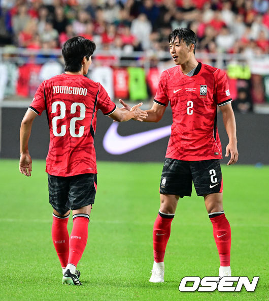 [OSEN=수원, 조은정 기자]로베르트 모레노 감독이 이끄는 대한민국 축구대표팀이 24일 수원월드컵경기장에서 에콰도르와 친선경기를 가졌다.이날 경기는 모레노 감독의 대한민국 축구대표팀 데뷔전으로 임시 감독의 계약 기간은 오는 11월 27일까지다. A매치 6경기를 치른 뒤 성적과 경기 내용을 바탕으로 계약 연장 여부가 결정된다.전반 대한민국 설영우, 이한범이 에콰도르 파울에 기뻐하고 있다. 2026.09.24 /cej@osen.co.kr