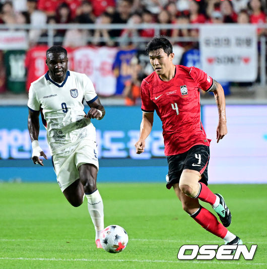 [OSEN=수원, 최규한 기자] 로베르트 모레노 감독이 이끄는 대한민국 축구대표팀이 24일 수원월드컵경기장에서 에콰도르와 친선경기를 가졌다.이날 경기는 모레노 감독의 대한민국 축구대표팀 데뷔전으로 임시 감독의 계약 기간은 오는 11월 27일까지다. A매치 6경기를 치른 뒤 성적과 경기 내용을 바탕으로 계약 연장 여부가 결정된다.전반 한국 김민재가 드리블을 펼치고 있다. 2026.09.24 / dreamer@osen.co.kr