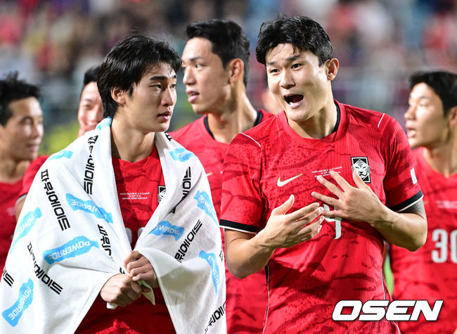 [OSEN=수원, 최규한 기자] 한국 축구가 로베르토 모레노 감독의데뷔전을대승으로 장식했다.모레노 임시 감독이 이끄는 대한민국 축구대표팀(FIFA 랭킹 32위)은24일 수원월드컵경기장에서 열린 9월 A매치 평가전에서 에콰도르(FIFA 랭킹 25위)를 3-0으로 제압했다.경기를 마치고 한국 김민재와 조현택이 대화를 나누고 있다. 2026.09.24 / dreamer@osen.co.kr