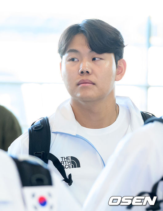 [OSEN=인천공항, 이대선 기자] 류지현 감독이 이끄는 한국 야구대표팀이 18일 오전 인천국제공항을 통해 출국했다.결전지인 일본 나고야로 향하는 대표팀은 19일과 20일 현지 적응 훈련을 거쳐 21일 대만과 조별예선 1차전을 치른다.소형준이 출국장으로 이동하고 있다. 2026.09.18 /sunday@osen.co.kr
