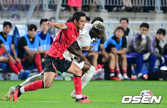 [OSEN=수원, 최규한 기자] 한국 축구가 로베르토 모레노 감독의데뷔전을대승으로 장식했다.모레노 임시 감독이 이끄는 대한민국 축구대표팀(FIFA 랭킹 32위)은24일 수원월드컵경기장에서 열린 9월 A매치 평가전에서 에콰도르(FIFA 랭킹 25위)를 3-0으로 제압했다.전반 한국 송민규가 볼다툼을 벌이고 있다. 2026.09.24 / dreamer@osen.co.kr