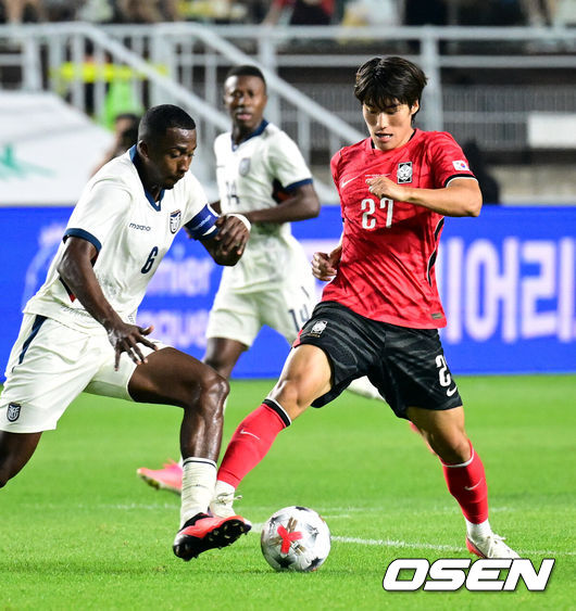 [OSEN=수원, 조은정 기자]로베르트 모레노 감독이 이끄는 대한민국 축구대표팀이 24일 수원월드컵경기장에서 에콰도르와 친선경기를 가졌다.이날 경기는 모레노 감독의 대한민국 축구대표팀 데뷔전으로 임시 감독의 계약 기간은 오는 11월 27일까지다. A매치 6경기를 치른 뒤 성적과 경기 내용을 바탕으로 계약 연장 여부가 결정된다.대한민국 김민수가 돌파를 하고 있다. 2026.09.24 /cej@osen.co.kr