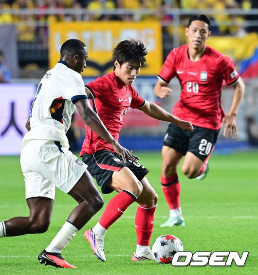 [OSEN=수원, 최규한 기자] 한국 축구가 로베르토 모레노 감독의데뷔전을대승으로 장식했다.모레노 임시 감독이 이끄는 대한민국 축구대표팀(FIFA 랭킹 32위)은24일 수원월드컵경기장에서 열린 9월 A매치 평가전에서 에콰도르(FIFA 랭킹 25위)를 3-0으로 제압했다.후반 한국 김민수가 볼 경합을 벌이고 있다. 2026.09.24 / dreamer@osen.co.kr
