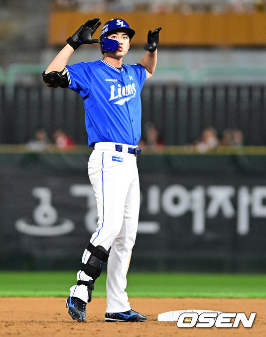 [OSEN=인천, 지형준 기자] 24일 인천 SSG랜더스필드에서 ‘2026 신한은행 SOL Bank KBO리그’ SSG 랜더스와 삼성 라이온즈의 경기가 열렸다.SSG은 김민준, 삼성은 후라도를 선발로 내세웠다.7회초 1사 만루에서 삼성 구자욱이 우익선상 2타점 적시 2루타를 날리며 기뻐하고 있다. 2026.09.24 / jpnews@osen.co.kr