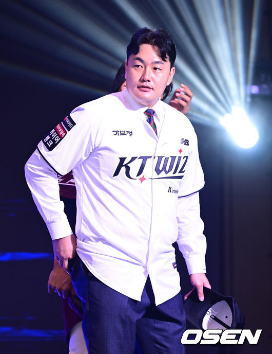 [OSEN=최규한 기자] 21일 오후 서울 잠실동 롯데호텔 월드 크리스탈볼룸에서 ‘2027 KBO 신인드래프트’가 열렸다.이번 신인드래프트는 2025시즌 순위의 역순에 따라 키움 히어로즈, 두산 베어스, KIA 타이거즈, 롯데 자이언츠, KT 위즈, NC 다이노스, 삼성 라이온즈, SSG 랜더스, 한화 이글스, LG 트윈스 순서로 1라운드부터 11라운드까지 지명할 수 있다.최지만이 전제 15순위로 KT 위즈에 지명된 뒤 기념촬영을 갖고 있다. 2026.09.21 / dreamer@osen.co.kr