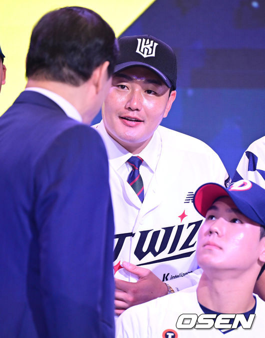 [OSEN=최규한 기자] 21일 오후 서울 잠실동 롯데호텔 월드 크리스탈볼룸에서 ‘2027 KBO 신인드래프트’가 열렸다.이번 신인드래프트는 2025시즌 순위의 역순에 따라 키움 히어로즈, 두산 베어스, KIA 타이거즈, 롯데 자이언츠, KT 위즈, NC 다이노스, 삼성 라이온즈, SSG 랜더스, 한화 이글스, LG 트윈스 순서로 1라운드부터 11라운드까지 지명할 수 있다.최지만이 전제 15순위로 KT 위즈에 지명된 뒤 허구연 총재와 인사를 나누고 있다. 2026.09.21 / dreamer@osen.co.kr