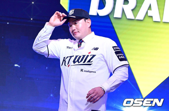 [OSEN=최규한 기자] 21일 오후 서울 잠실동 롯데호텔 월드 크리스탈볼룸에서 ‘2027 KBO 신인드래프트’가 열렸다.이번 신인드래프트는 2025시즌 순위의 역순에 따라 키움 히어로즈, 두산 베어스, KIA 타이거즈, 롯데 자이언츠, KT 위즈, NC 다이노스, 삼성 라이온즈, SSG 랜더스, 한화 이글스, LG 트윈스 순서로 1라운드부터 11라운드까지 지명할 수 있다.최지만이 전체 15순위로 KT 위즈에 지명된 뒤 기념촬영을 마친 뒤 발걸음을 옮기고 있다. 2026.09.21 / dreamer@osen.co.kr