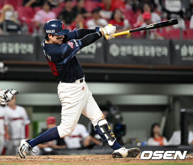 [OSEN=광주, 이대선 기자] 25일 광주-기아 챔피언스필드에서 2026 신한 SOL KBO리그 KIA 타이거즈와 롯데 자이언츠의 경기가 열렸다.이날 KIA는 시라카와, 롯데는 비슬리를 선발로 내세웠다.5회초 1사 만루에서 2타점 적시타를 치고 있다. 2026.08.25 /sunday@osen.co.kr