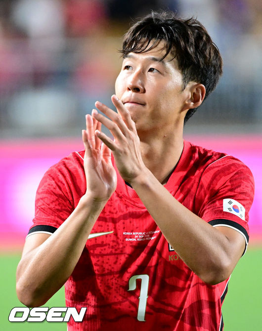 [OSEN=수원, 최규한 기자] 한국 축구가 로베르토 모레노 감독의데뷔전을대승으로 장식했다.모레노 임시 감독이 이끄는 대한민국 축구대표팀(FIFA 랭킹 32위)은24일 수원월드컵경기장에서 열린 9월 A매치 평가전에서 에콰도르(FIFA 랭킹 25위)를 3-0으로 제압했다.경기를 마치고 한국 손흥민이 피치를 돌며 팬들에게 인사를 전하고 있다. 2026.09.24 / dreamer@osen.co.kr