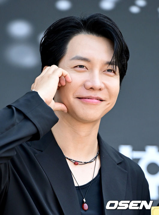 [OSEN=인천, 최규한 기자] 23일 인천 남동체육관에서 KBS 2TV '불후의 명곡' 2025 상반기 왕중왕전 레드카펫이 진행됐다.이번 왕중왕전에는 조째즈, 라포엠, 신승태&최수호, 손태진&전유진, 정준일, 알리, 소향, 허용별, 이승기&이홍기, 최정원&손승연 등이 참가한다.가수 겸 배우 이승기가 포토타임을 하고 있다. 2025.06.23 / dreamer@osen.co.kr