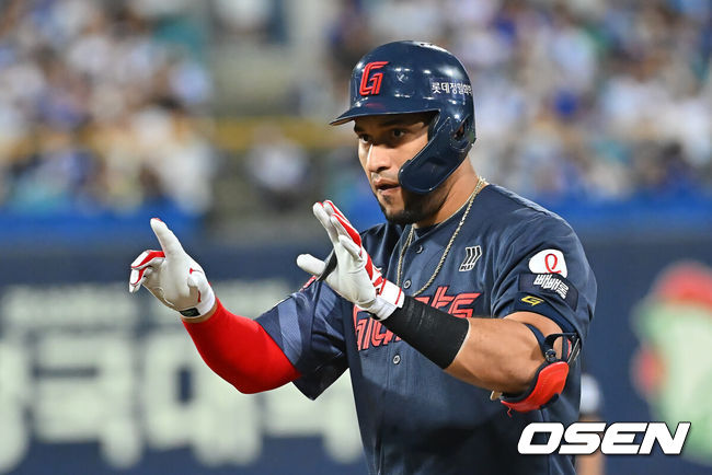 [OSEN=대구, 이석우 기자] 15일 대구삼성라이온즈파크에서 2026 신한 SOL KBO 리그 삼성 라이온즈와 롯데 자이언츠의 경기가 열렸다. 홈팀 삼성은 원태인이, 방문팀 롯데는 박세웅이 선발 출전했다. 롯데 자이언츠 레이예스가 7회초 2사 1,2루 우익수 오른쪽 1타점 안타를 치고 세리머니를 하고 있다. 2026.09.15 / foto0307@osen.co.kr