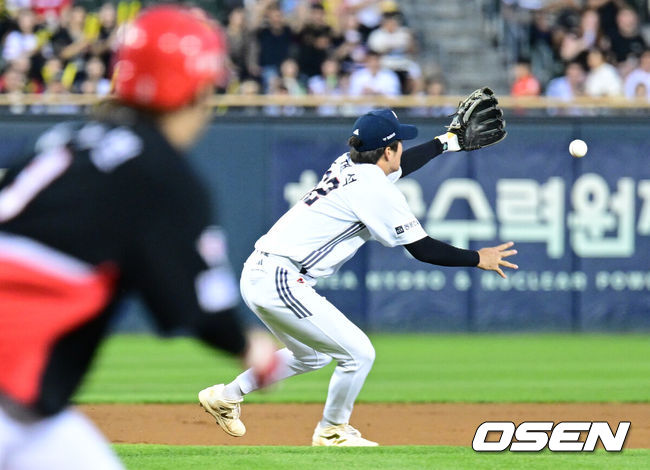 [OSEN=잠실, 최규한 기자] 23일 서울 잠실야구장에서 ‘2026 신한 SOL Bank KBO리그’ 두산 베어스와 KIA 타이거즈의 경기가 열렸다.홈팀 두산은 잭로그, 방문팀 KIA는 애덤 올러를 선발로 내세웠다.1회초 1사 3루 상황 KIA 김선빈의 내야 땅볼 때 두산 3루수 안재석이 포구 실책을 범하고 있다. 2026.09.23 / dreamer@osen.co.kr