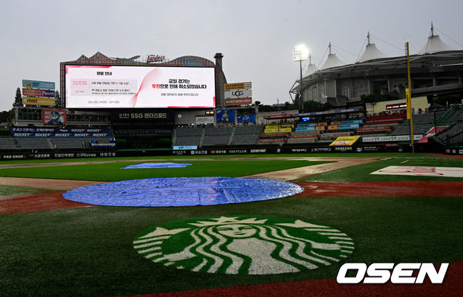[OSEN=인천, 지형준 기자] 26일 인천SSG랜더스필드에서 열릴 예정이던 2026 신한 SOL KBO리그 SSG 랜더스와 삼성 라이온즈의 경기가 우천으로 취소됐다.이날 오후 5시 이후 갑작스런 폭우로 그라운드에 물웅덩이가 생기기 시작했고, 6시 경 KBO는 취소를 발표했다.우천 취소를 알리는 인천SSG랜더스필드 전광판. 2026.05.26/ jpnews@osen.co.kr