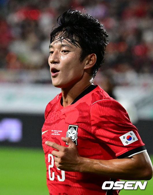 [OSEN=수원, 조은정 기자]로베르트 모레노 감독이 이끄는 대한민국 축구대표팀이 24일 수원월드컵경기장에서 에콰도르와 친선경기를 가졌다.이날 경기는 모레노 감독의 대한민국 축구대표팀 데뷔전으로 임시 감독의 계약 기간은 오는 11월 27일까지다. A매치 6경기를 치른 뒤 성적과 경기 내용을 바탕으로 계약 연장 여부가 결정된다.대한민국 정승원이 코너킥 위치로 향하고 있다. 2026.09.24 /cej@osen.co.kr