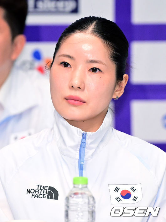 [OSEN=진천, 최규한 기자] 20일 오후 충북 진천 국가대표선수촌에서 ‘2026 아이치·나고야 아시안게임’ D-30 미디어데이가 열렸다.오는 9월 19일 일본 아이치현 나고야에서 막을 올리는 20번째 하계 아시안게임인 이번 대회는 10월 4일까지 16일간 펼쳐진다.펜싱 송세라가 취재진의 질문을 듣고 있다. 2026.08.20 / dreamer@osen.co.kr