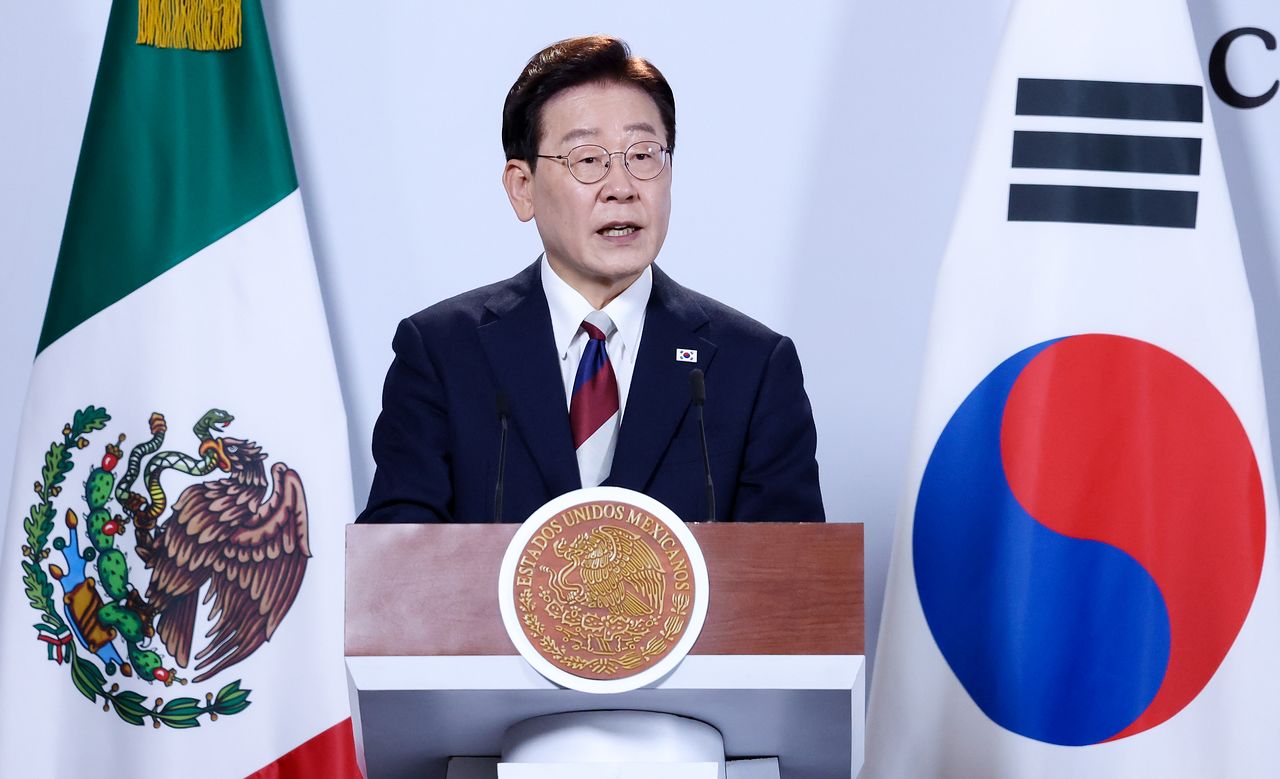 이재명 대통령이 24일(현지시간) 멕시코시티 대통령궁에서 열린 클라우디아 셰인바움 멕시코 대통령과의 공동언론발표에서 회담 성과를 발표하고 있다. 연합뉴스 