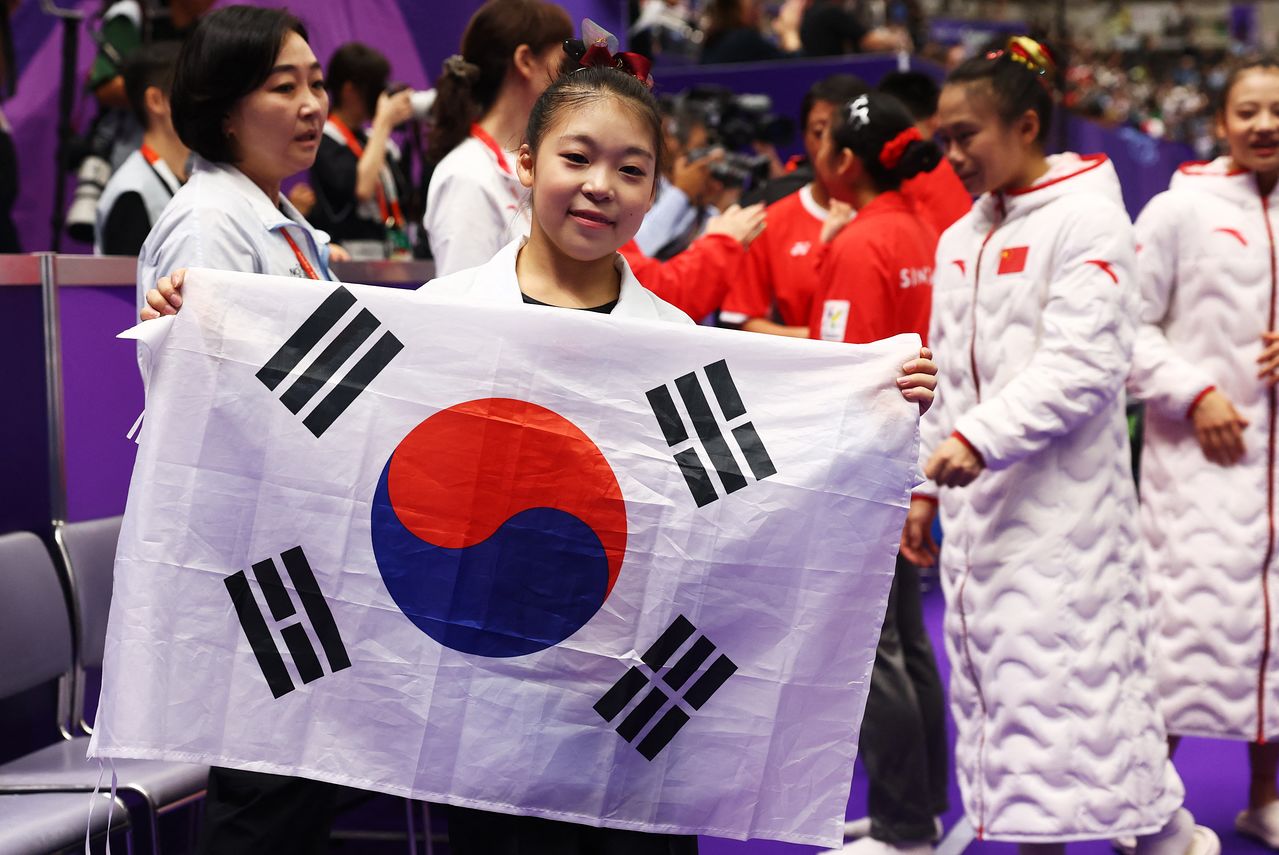 여자 평균대 금메달을 따고 태극기를 들어 보이는 황서현. 로이터=연합뉴스