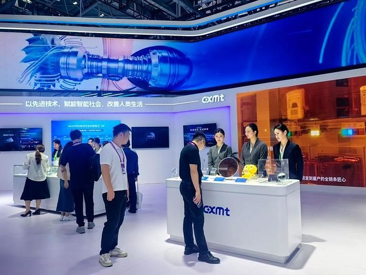 지난 20일 '2026 세계제조업대회'에서 창신(長鑫)테크(CXMT) 전시부스를 살펴보는 관람객. 신화통신