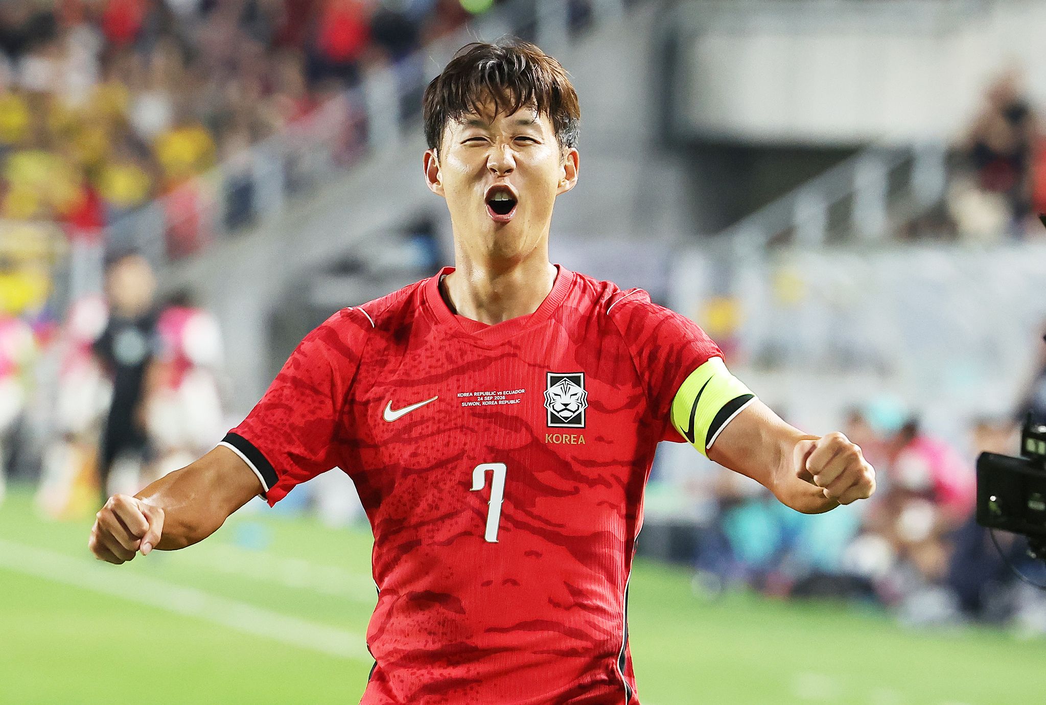 24일 경기도 수원월드컵경기장에서 열린 축구 국가대표팀 평가전 대한민국과 에콰도르의 경기. 한국 두 번째 골을 넣은 손흥민이 기뻐하고 있다. 연합뉴스