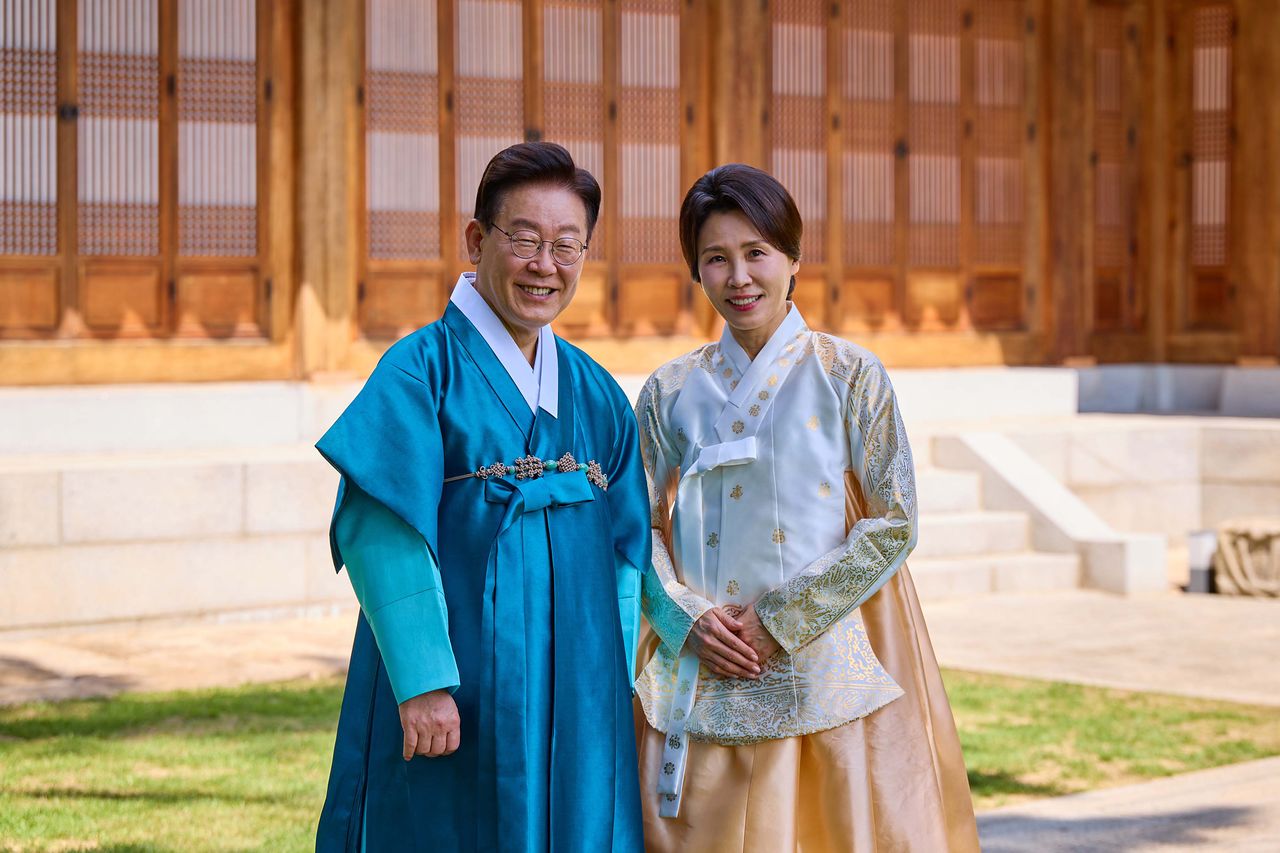 이재명 대통령과 김혜경 여사가 청와대에서 추석 명절을 맞아 한복을 입고 영상메세지와 사진을 찍었다. [사진 청와대]