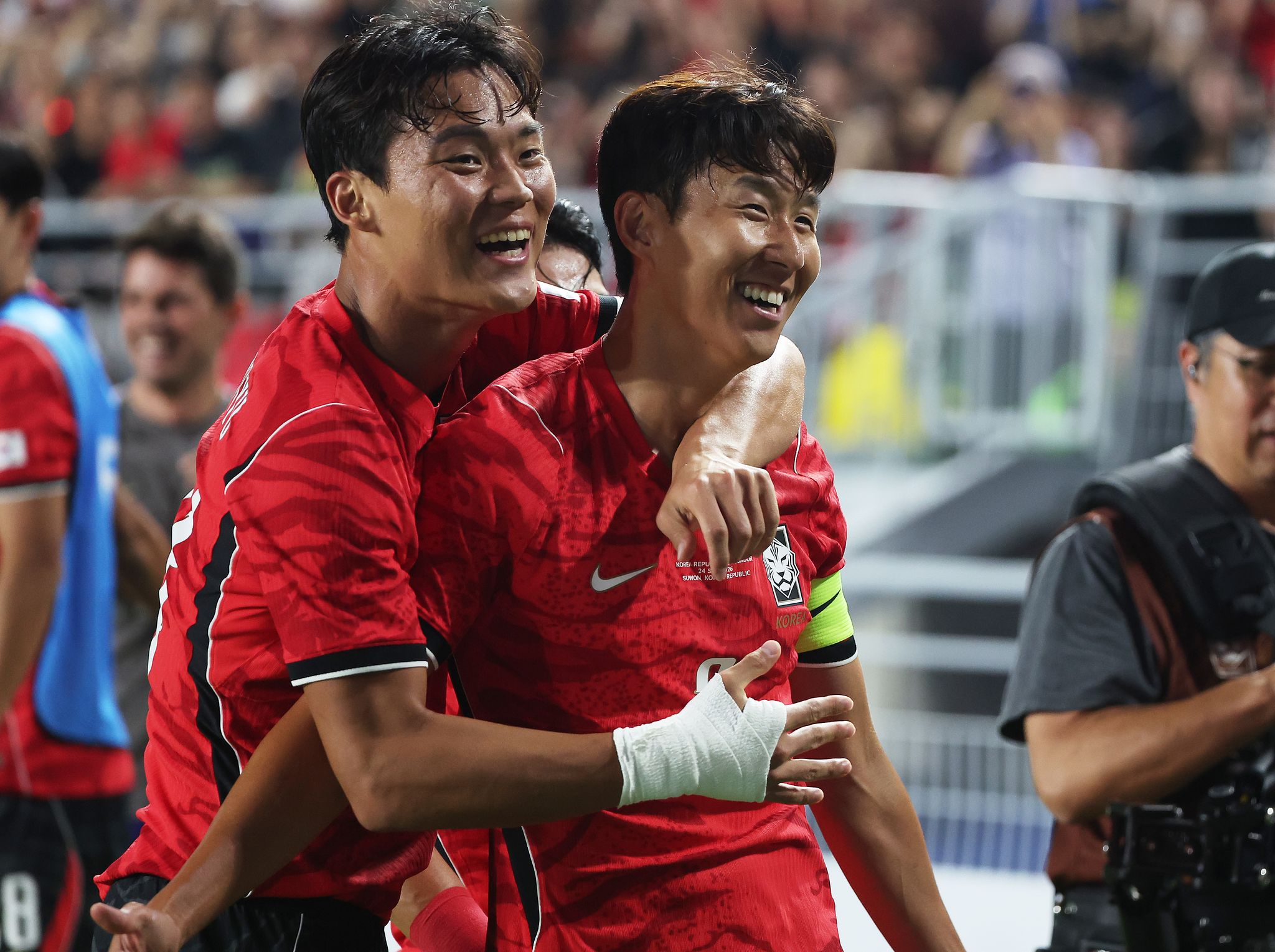 24일 경기도 수원월드컵경기장에서 열린 축구 국가대표팀 평가전 대한민국과 에콰도르의 경기. 골을 넣은 한국 손흥민(오른쪽)이 오현규와 함께 기뻐하고 있다. 연합뉴스 