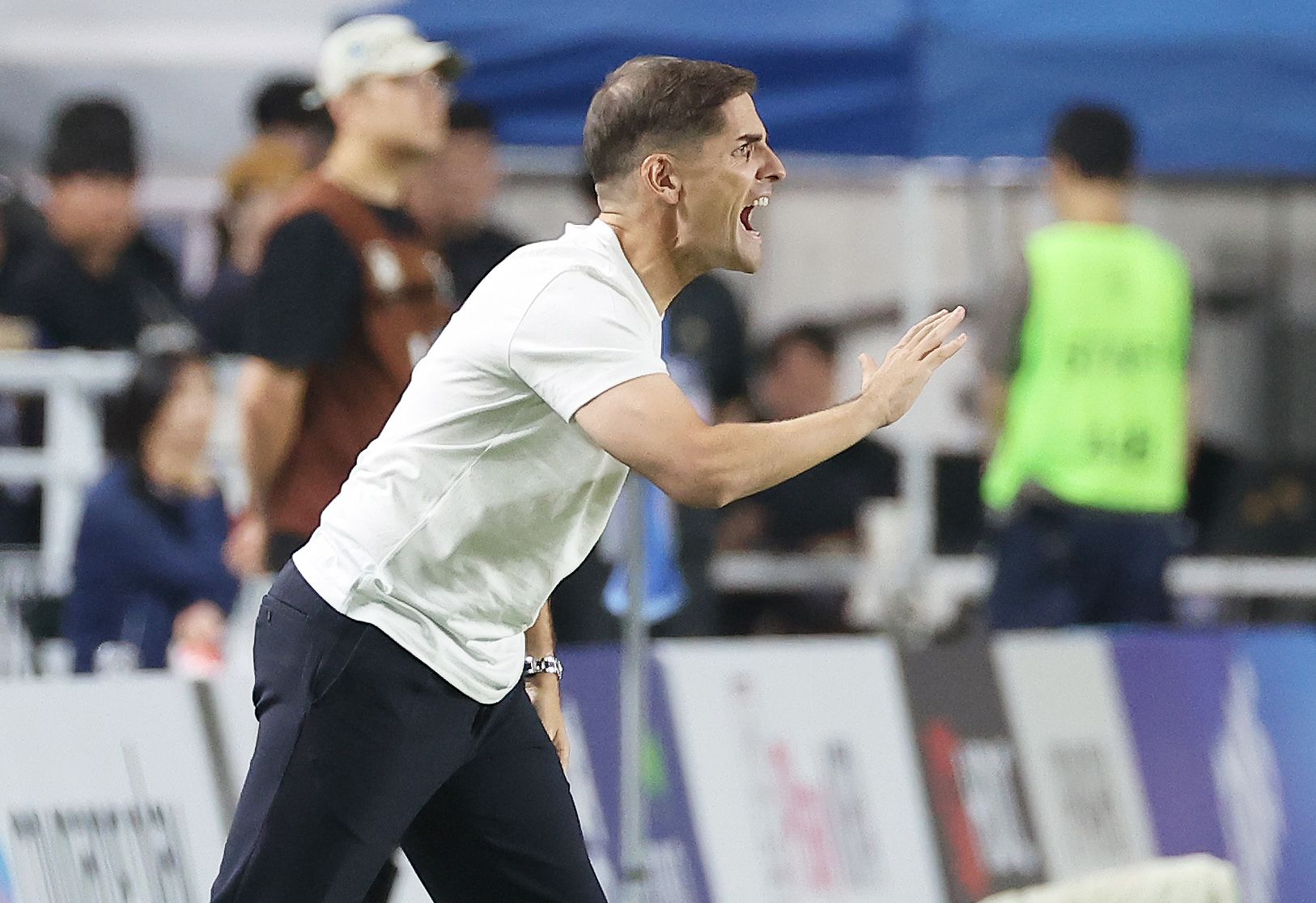 24일 경기도 수원월드컵경기장에서 열린 축구 국가대표팀 평가전 대한민국과 에콰도르의 경기. 한국 모레노 임시 감독이 작전을 지시하고 있다. 연합뉴스