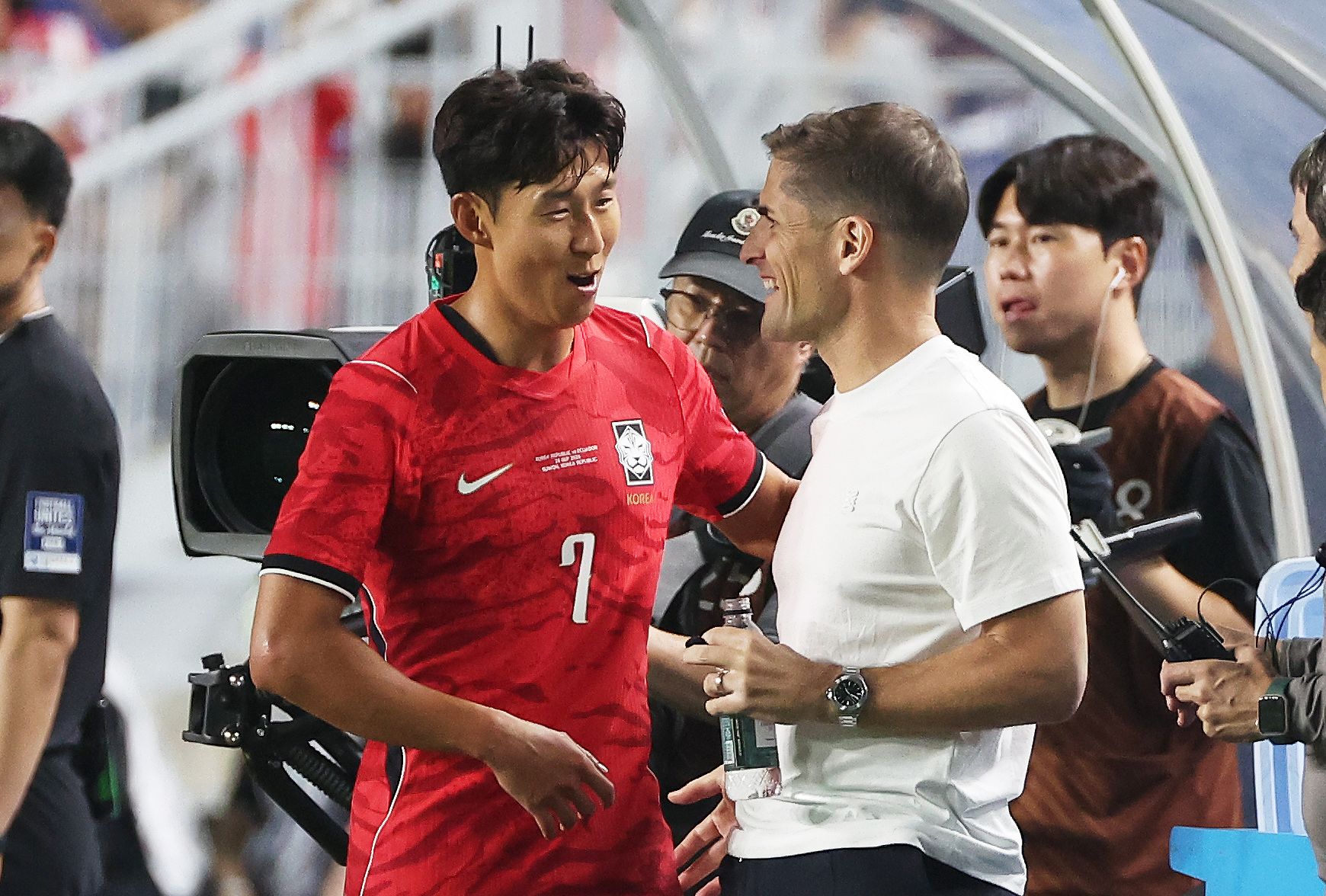 24일 경기도 수원월드컵경기장에서 열린 축구 국가대표팀 평가전 대한민국과 에콰도르의 경기. 한국 모레노 임시 감독이 교체된 손흥민과 환하게 웃고 있다. 연합뉴스
