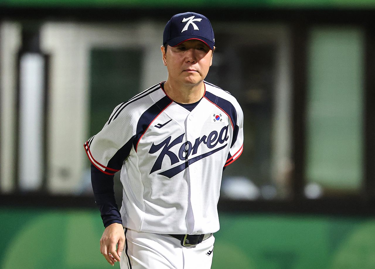  21일 일본 아이치현 오카자키 중앙종합공원 야구장에서 열린 2026 아이치·나고야 아시안게임 야구 조별리그 1차전 대한민국과 대만의 경기, 대한민국 류지현 감독이 7회말 심판과 대화 후 더그아웃으로 들어가고 있다. 뉴스1