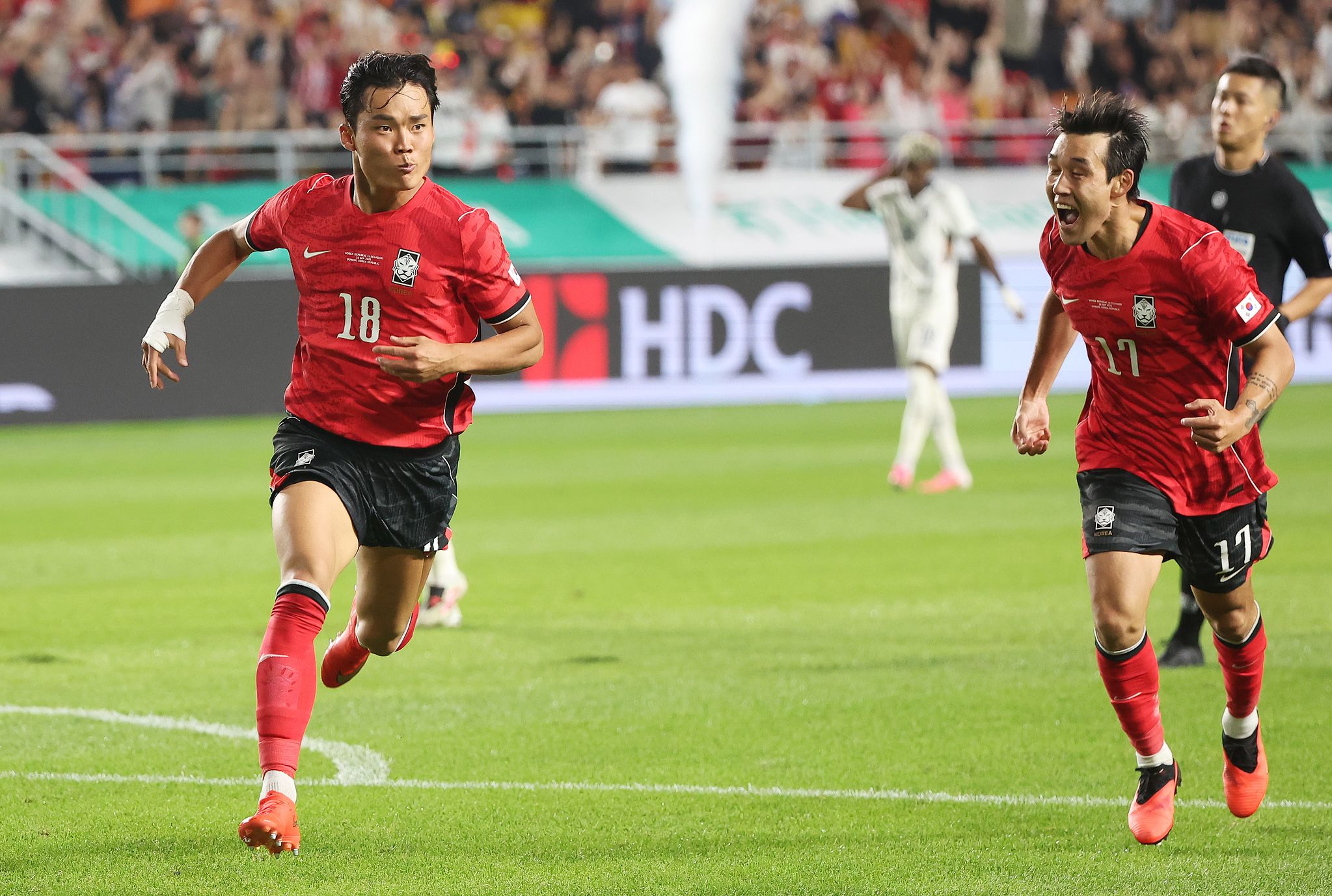 24일 경기도 수원월드컵경기장에서 열린 축구 국가대표팀 평가전 대한민국과 에콰도르의 경기. 골을 넣은 한국 오현규가 기뻐하고 있다. 연합뉴스