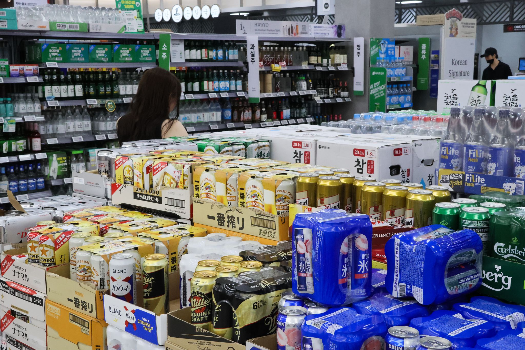 지난달 서울 시내 대형마트 내 주류 판매대에 소주와 맥주 제품들이 쌓여있는 모습. 연합뉴스