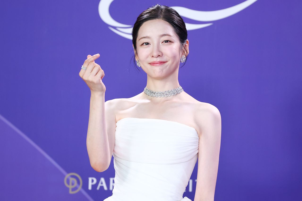 배우 박지현이 지난 7월 31일 오후 인천 영종도 파라다이스시티 호텔에서 열린 제5회 청룡 시리즈 어워즈 레드카펫 및 포토월 행사에서 포즈를 취하고 있다. 연합뉴스