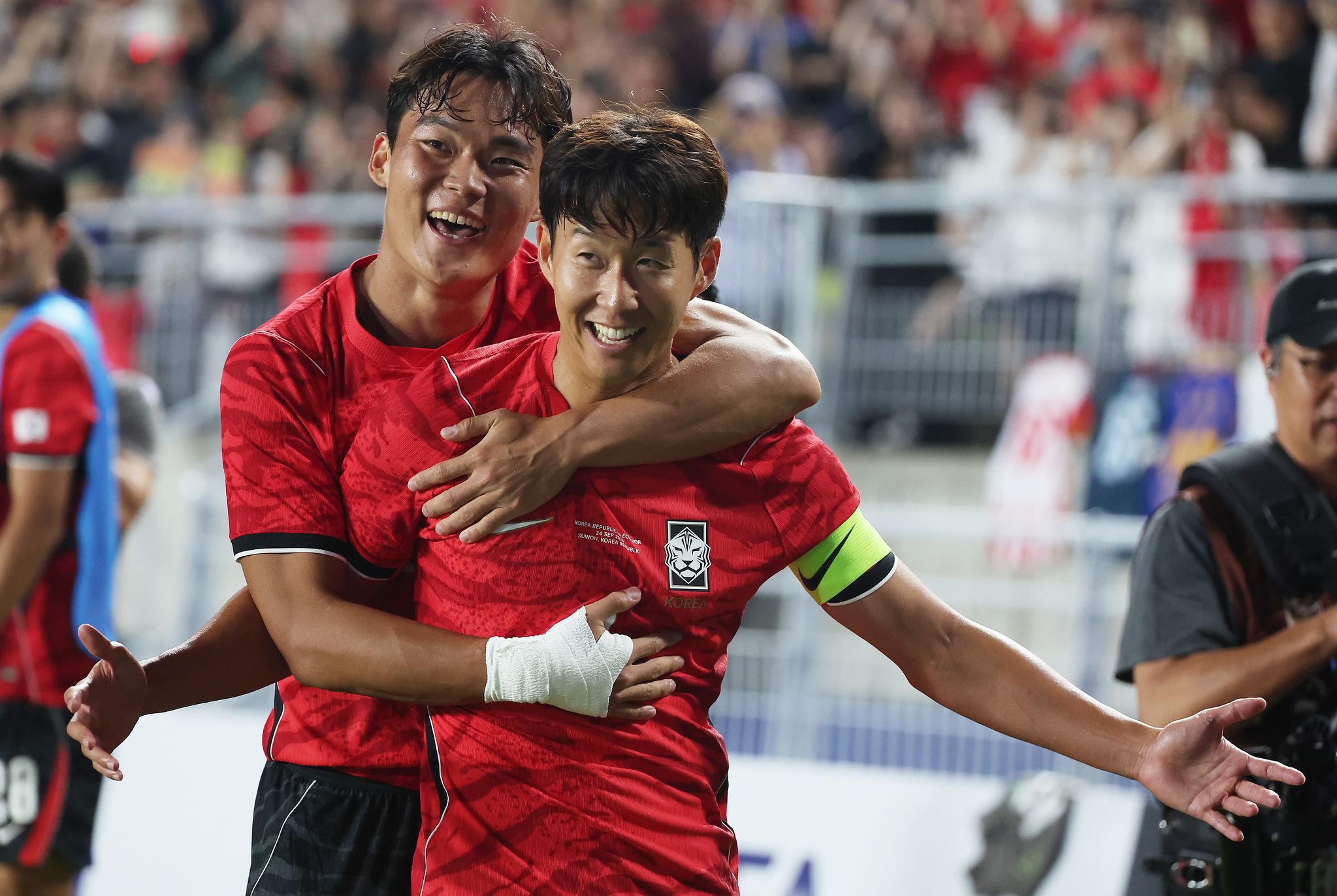 24일 경기도 수원월드컵경기장에서 열린 축구 국가대표팀 평가전 대한민국과 에콰도르의 경기. 한국 두 번째 골을 넣은 손흥민이 첫 번째 골을 넣은 오현규와 기뻐하고 있다. 연합뉴스