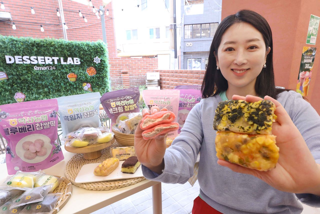 떡이 젊은 층 사이에서 인기 디저트로 떠오르고 있다. 편의점 이마트24는 이달 17~20일 인기 떡 11종을 판매하는 팝업을 열었다. 사진 이마트24 